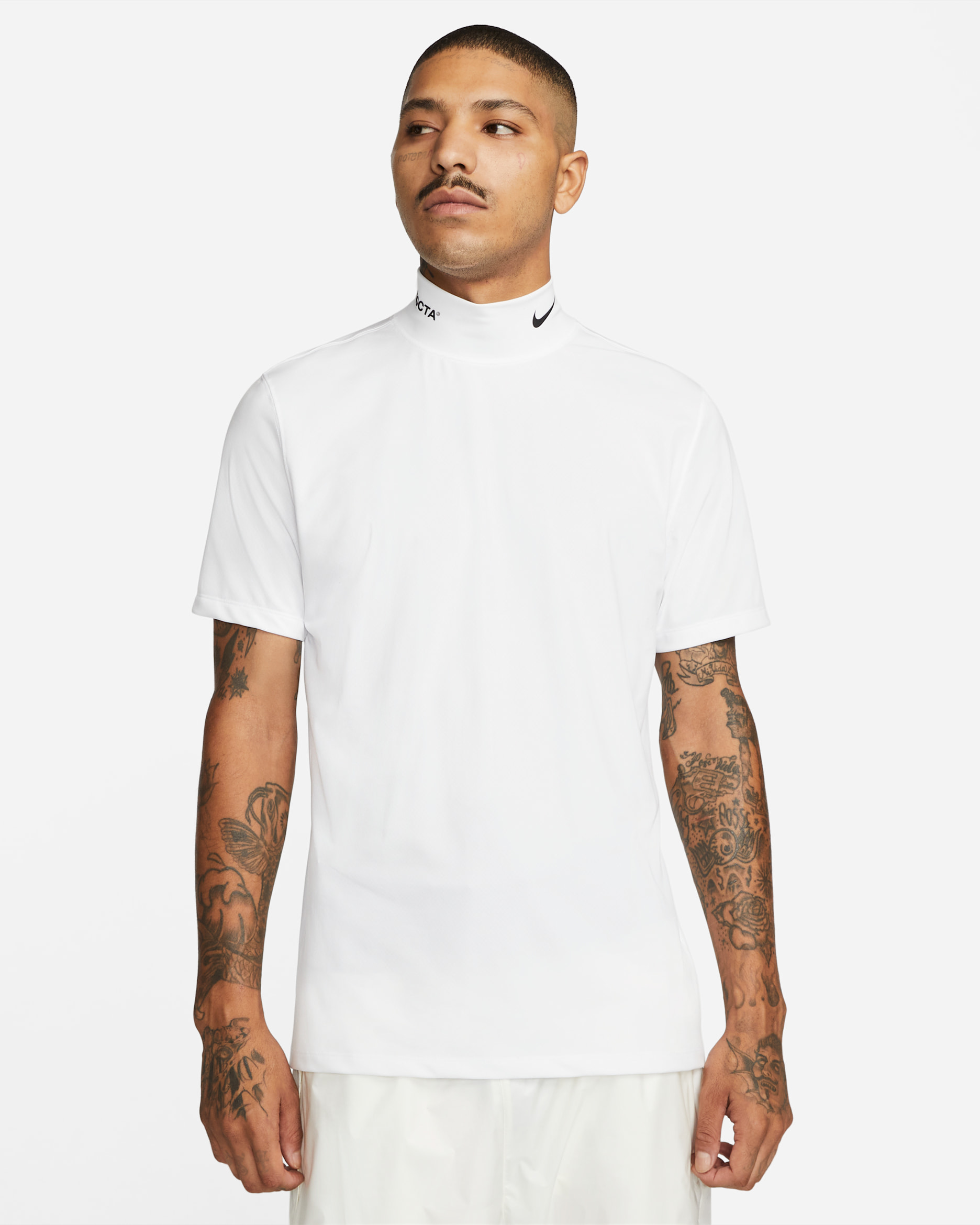 Playera de cuello alto y manga corta para hombre NOCTA. Nike MX